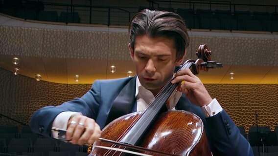 Der Cellist Gautier Capuçon bei einem Auftritt in der Elbphilharmonie. © Screenshot 