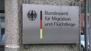 Schild mit der Aufschrift Bundesamt für Migration und Flüchtlinge. © Screenshot 