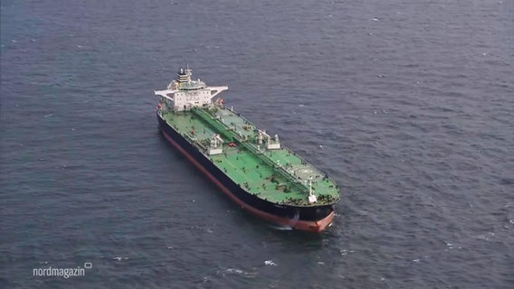 Der Öltanker "Yannis P." liegt auf offener See. © Screenshot 