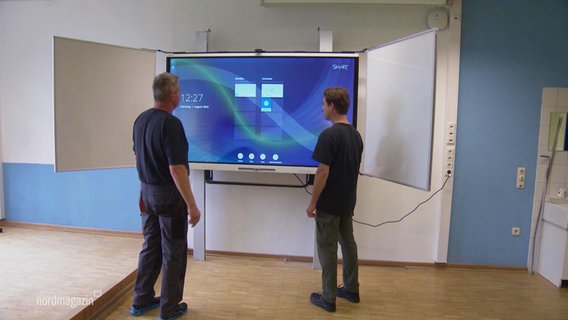 Eine frisch installierte, digitale Tafel in einem Klassenzimmer. © Screenshot 