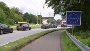 Autos stehen an einem Grenzübergang nach Dänemark. © Screenshot 