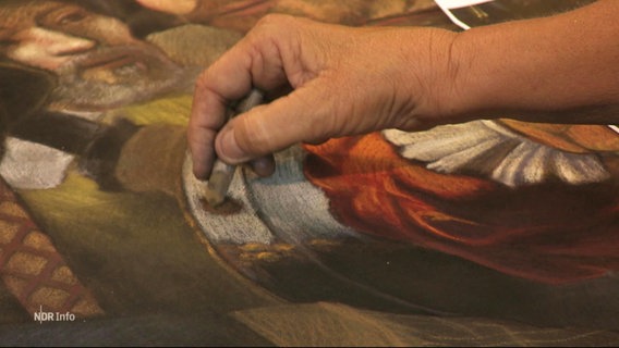 Eine Person malt mit Pastell-Kreiden. © Screenshot 