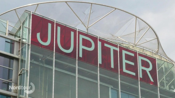 Der große Schriftzug "JUPITER" an der Fassade des ehemaligen Karstadt Sport-Gebäudes in der Hamburger Innenstadt. © Screenshot 