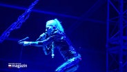 Sänger Chris Harms in blauem Licht auf der Bühne. © Screenshot 