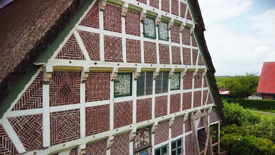 Fassade eines Fachwerkhauses mit kunstvoll gemauerten Kassetten. © Screenshot 