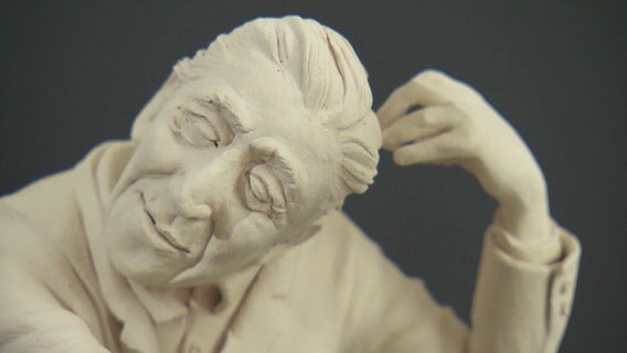 Skulptur der Bildhauerin Johanna Beil: Eine Figur eines Mannes © Screenshot 