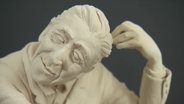 Skulptur der Bildhauerin Johanna Beil: Eine Figur eines Mannes © Screenshot 