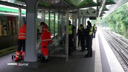 Einsatzkräfte an der U-Bahnhaltestelle Wandsbek-Gartenstadt in Hamburg. © Screenshot 