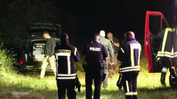 Feuerwehr und Polizei sind auf einem Feldweg. © Screenshot 