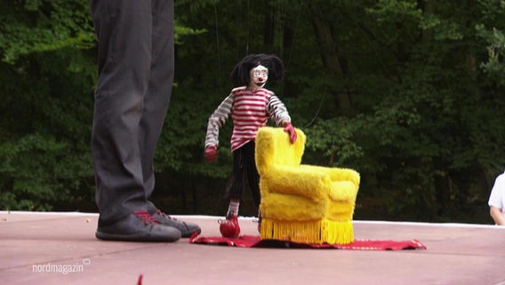 Eine Clown-Marionette. © Screenshot 