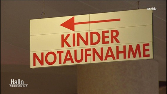 Ein Schild leitet zur Kinder Notaufnahme. © Screenshot 