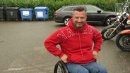 Felix Hahn: ein mittelalter Mann mit kurzen Haaren, er sitzt im Rollstuhl. © Screenshot 