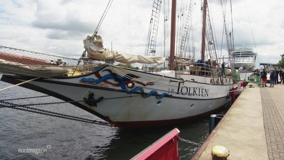 Das Segelschiff "Tolkien" liegt im Rostocker Hafen. © Screenshot 
