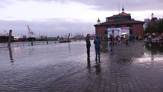 Das Sturmtief "Zacharias" sorgt am Fischmarkt in Hamburg für leichte Überschwemmungen. © NonstopNews 