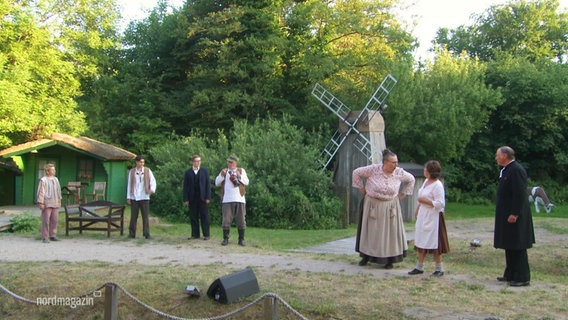 Eine Szene aus dem Theaterstück "Die Heiden von Kummerow" bei den Darß-Festspielen. © Screenshot 