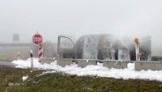 Ein ausgebrannter Geldtransporter wurde von der Feuerwehr gelöscht. © Screenshot 