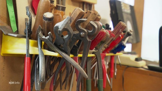 Verschiedene Werkzeuge in einer Werkstatt. © Screenshot 