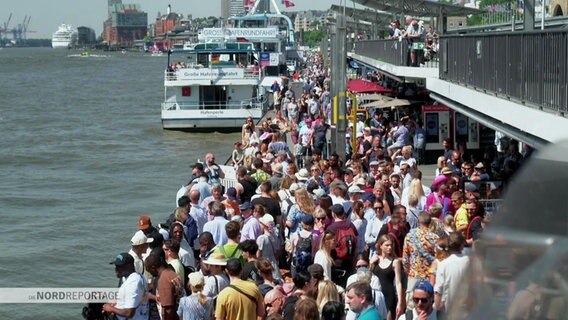 Menschen drängen sich an den Landungsbrücken in Hamburg. © Screenshot 