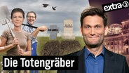 Sahra Wagenknecht von den Linken und Ex-Verkehrsminister Andreas Scheuer vor den Grabsteinen der Linken und Steuergelder. Daneben Christian Ehring. (extra 3 vom 10.08.2023 im Ersten) © NDR 