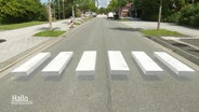 Ein aufgepinselter 3-D-Zebrastreifen auf einer Straße. © Screenshot 