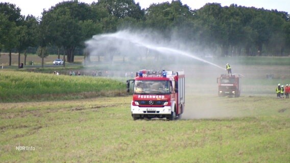 Feuerwehrautos unterstützen die Löschflugzeuge © Screenshot 