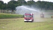Feuerwehrautos unterstützen die Löschflugzeuge © Screenshot 