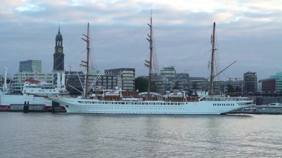 Das Segelschiff "Sea Cloud Spirit" liegt an der Überseebrücke in Hamburg. © Screenshot 