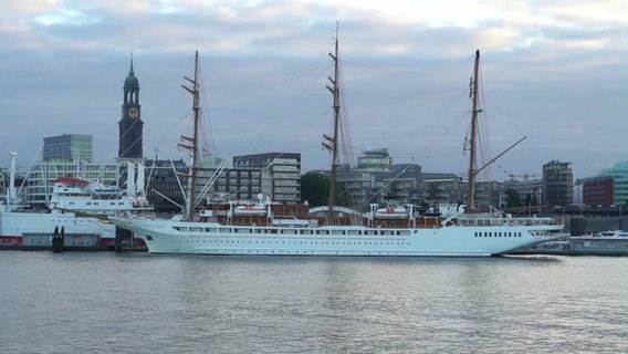 Das Segelschiff "Sea Cloud Spirit" liegt an der Überseebrücke in Hamburg. © Screenshot 