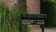 Ein Schild mit der Aufschrift: Interkulturelle Psychatrie © Screenshot 