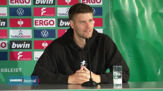 Fabian Hürzeler, Trainer des FC St. Pauli, bei der Pressekonferenz © Screenshot 