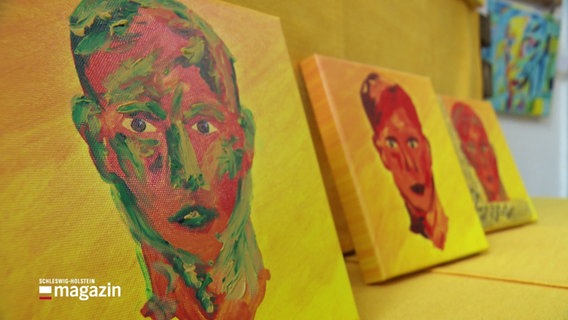 Drei Gemälde mit bunten Portraits in warmen Farben auf gelbem Untergrund, gemalt auf quadratische Leinwand. © Screenshot 