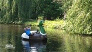 Der NDR Reporter fährt mit einem Tretboot auf einem See. © Screenshot 