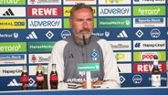 Der Trainer des HSV bei einer PK. © Screenshot 