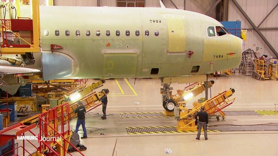 In den Hallen von Airbus steht ein Flugzeug. © Screenshot 