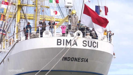 Das indonesische Segelschiff "Bima Suci" empfängt Interessierte an Bord. © Screenshot 