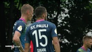Spieler des FC St. Pauli auf dem Feld. © Screenshot 