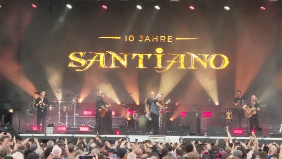 Die Band Santiano bei einem Konzert auf der Bühne. © Screenshot 