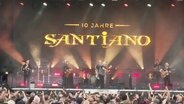 Die Band Santiano bei einem Konzert auf der Bühne. © Screenshot 