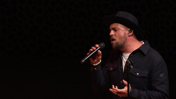 Max Mutzke, in schwarz gekleidet, singt. © Screenshot 