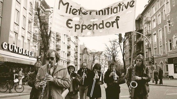 Musikgruppe unter einem Banner mit der Aufschrift "Mieterinitiative Eppendorf". © Screenshot 