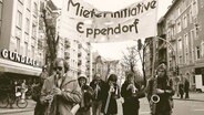 Musikgruppe unter einem Banner mit der Aufschrift "Mieterinitiative Eppendorf". © Screenshot 