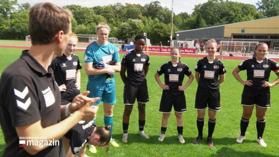 Fußballspielerinnen stehen nebeneinander. © Screenshot 