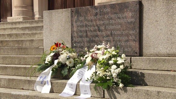 In Gedenken an die Opfer der DDR werden Blumen niedergelegt. © Screenshot 