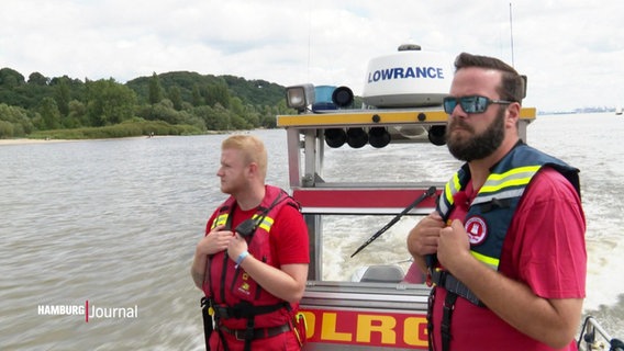 Zwei DLRG-Helfer auf einem Boot. © Screenshot 