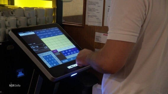 Eine Kasse in einem restaurant wird bedient. © Screenshot 