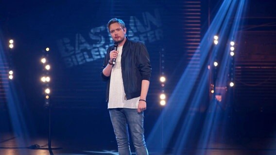 Bastian Bielendorfer auf der Bühne. © Screenshot 