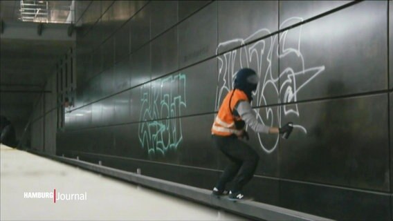 Ein Sprayer sprüht sein Piece in einer U-Bahn-Haltestelle. © Screenshot 
