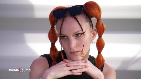 Ein Szene-Haarschnitt wird auf einem Friseur-Festival gezeigt. © Screenshot 