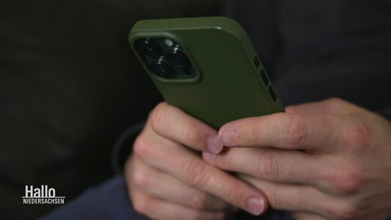 Ein Handy in Händen. © Screenshot 