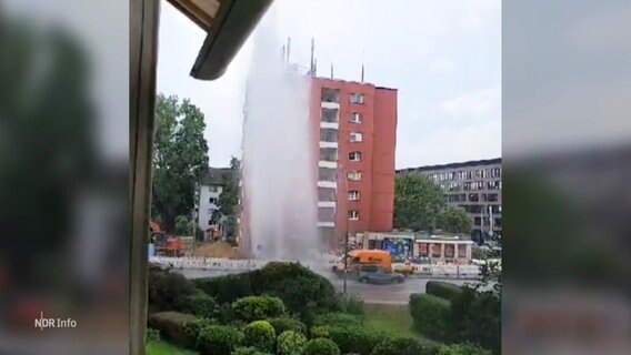Eine Wasserfontäne strömt aus einer Baustelle der U5. © Screenshot 
